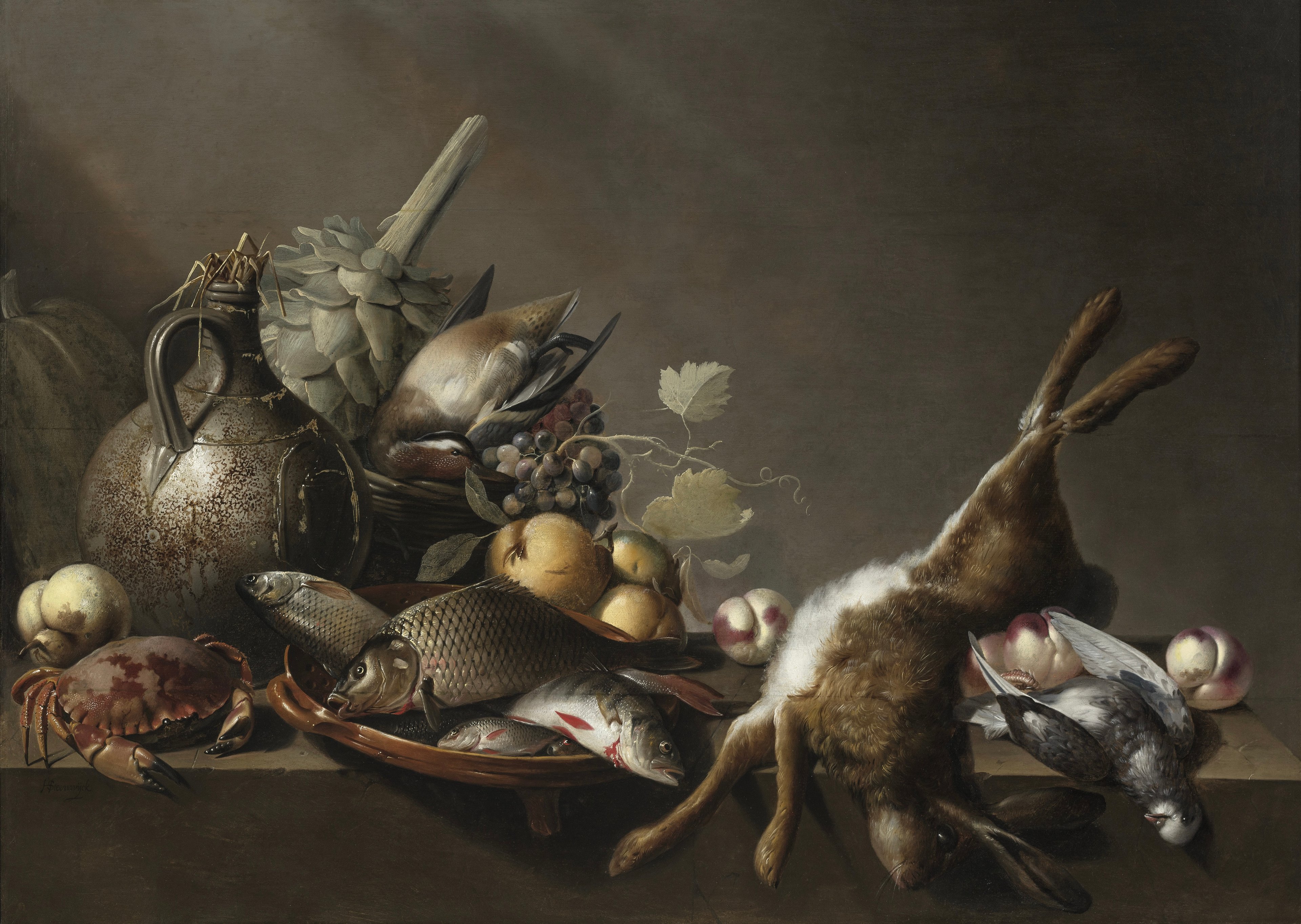 Das Bild zeigt das Stillleben einer Tischplatte, auf der verschiedene tote Tiere sowie Obst und Gemüse drapiert sind. Besonders ins Auge stechen ein Hase, ein Teller mit Fischen und ein Krebs. Eine Taube und ein weiterer Vogel sind ebenfalls zu sehen. Dahinter stehen ein großer Krug und ein Korb, aus dem eine große Artischocke ragt. Andere erkennbare Früchte sind Äpfel, Pfirsiche und Weintrauben. Das Bild ist überwiegend in Brauntönen gehalten. 