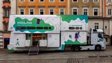 missimo: Deine Mission Morgen. Präsentation des missimo-Truck am Rathausplatz in Linz