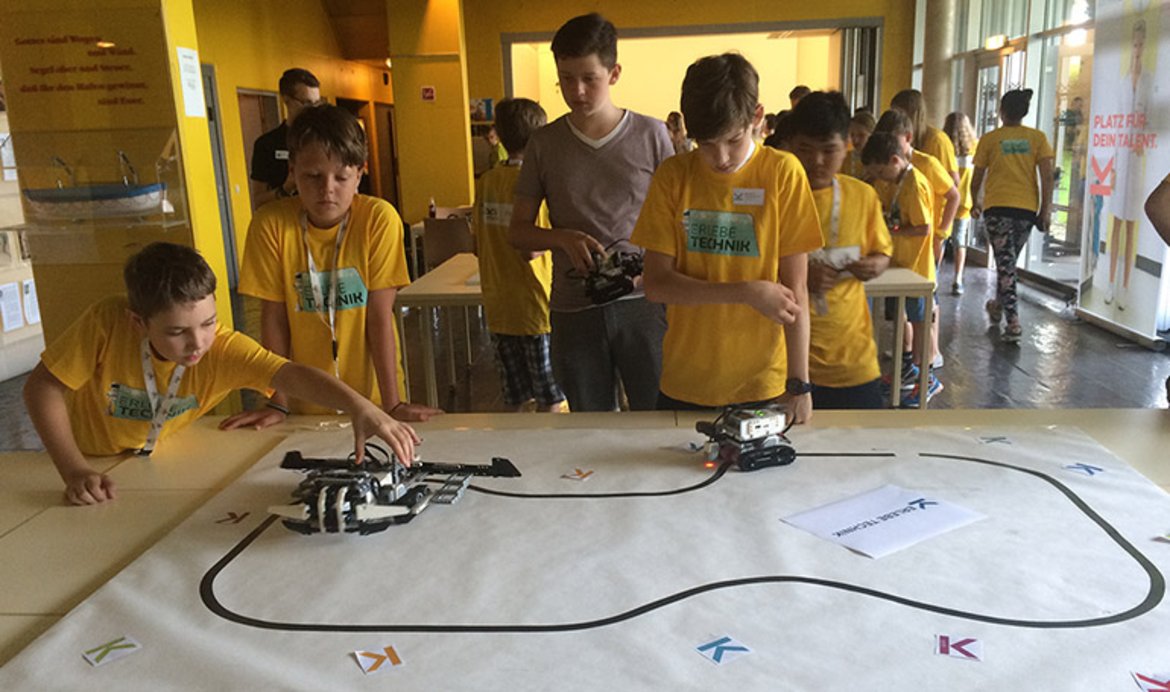 Kaiserschild-Stiftung: Schüler mit Robotern