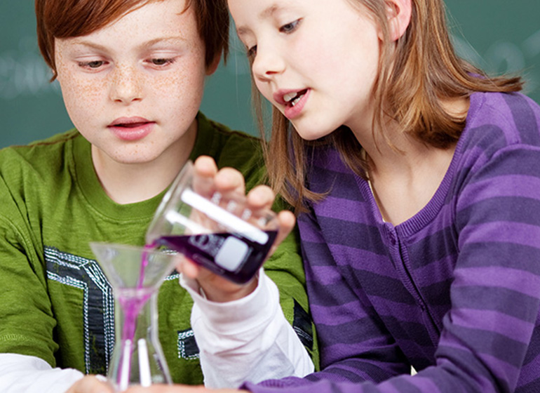 Kaiserschild Stiftung: zwei Kinder forschen